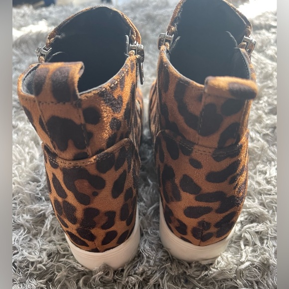 Time & Tru Leopard Cheetah Print Platform Ankle High Shoes Memory Foam. - Picture 3 of 4